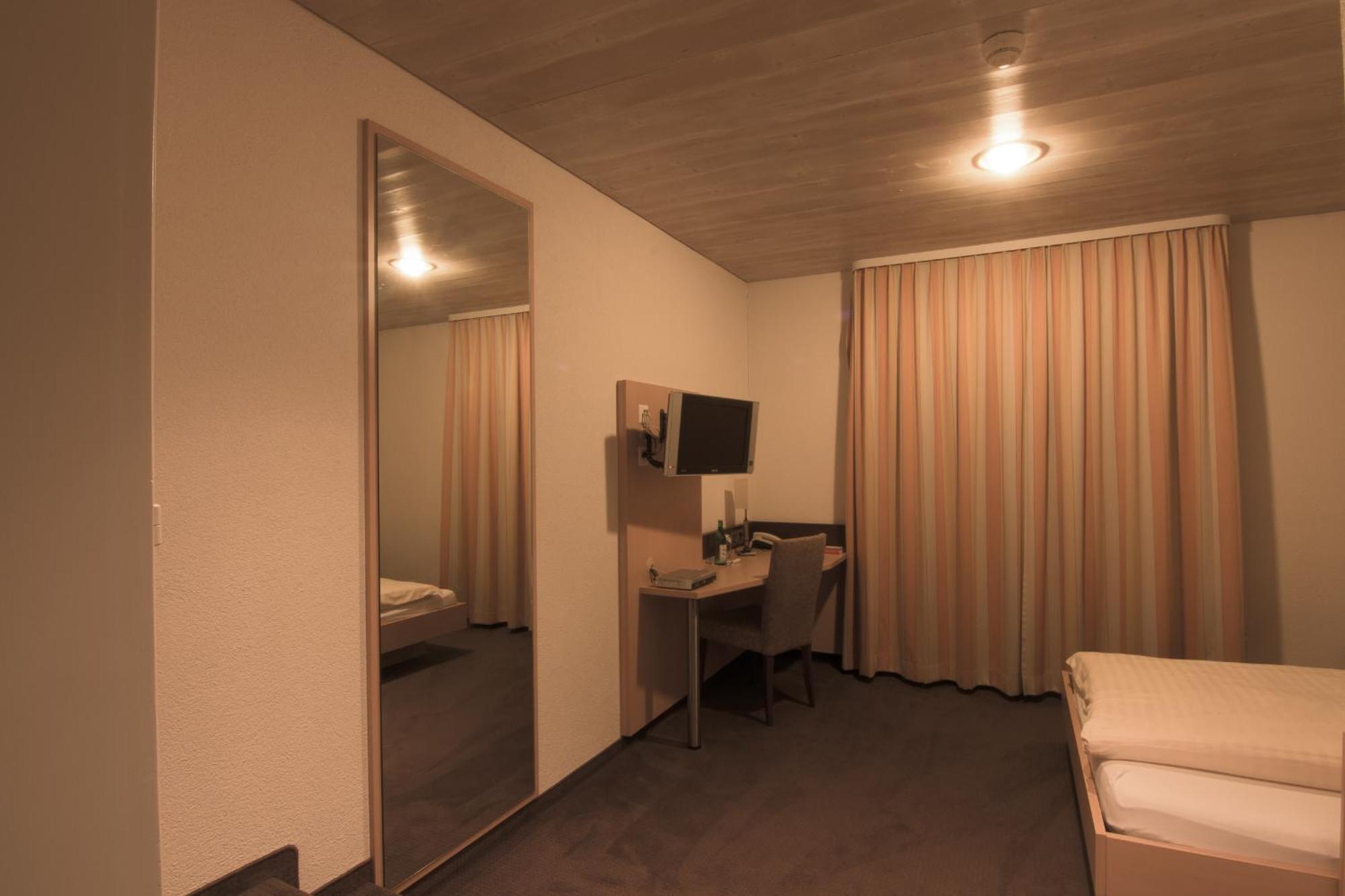 Hotel Zum Goldenen Kreuz Frauenfeld Habitación foto